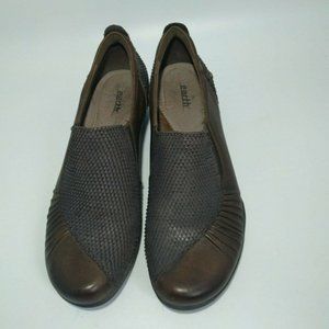 EARTH Womens 9.5B Brown Relief Pod